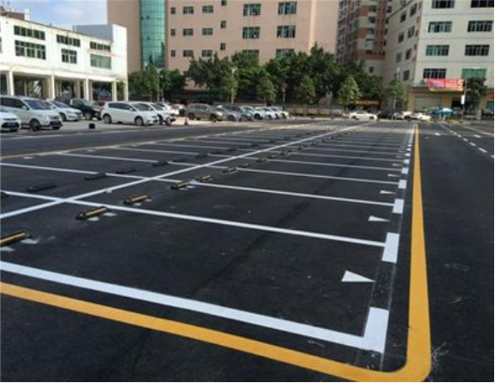 精细化与智能化 南京停车场划线施工、车位编号及服务新趋势
